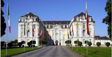 Restaurierung der historischen Wandfliesen im Sommerappartement Schloss Augustusburg in Brühl UNESCO Weltkulturerbe