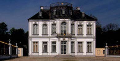 Schloss Falkenlust in Brühl UNESCO Weltkulturerbe– Restaurierung von Wandbekleidungen im Treppenhaus