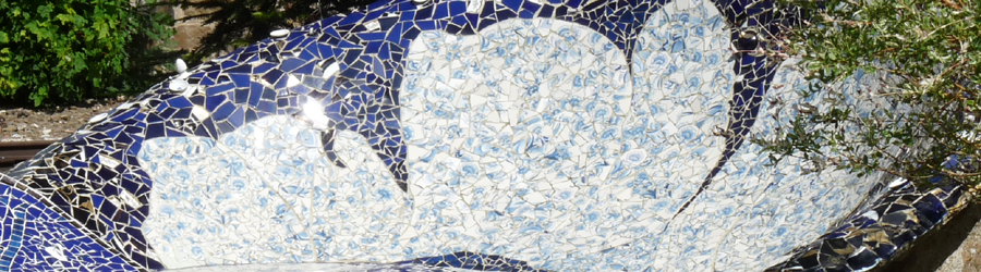 Mosaikbank und Mosaiktisch im Freien